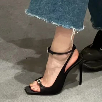 Uvrcos, атласные сексуальные женские босоножки на тонком каблуке с открытым носком, летние модельные туфли с ремешком на щиколотке с хрустальной пряжкой, Элегантные офисные женские туфли-лодочки