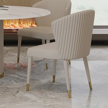 Итальянский свет, роскошный простой современный обеденный стол, обеденный стул, высококлассный прием изображения большой квартиры, минималистичный металл, кожа c